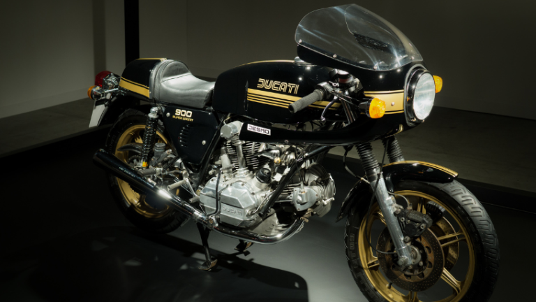 Teciomar Ábila apresenta a Ducati Panigale V4 R, a moto de rua inspirada na MotoGP que supera 330 km/h.