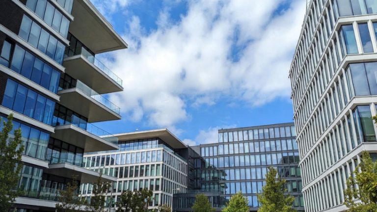 Quais os riscos, oportunidades e estratégias de adaptação da locação corporativa? A locação corporativa apresenta riscos e oportunidades que exigem estratégias de adaptação, explica Alex Nabuco dos Santos.