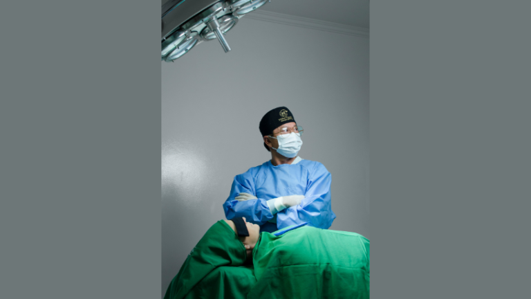 Milton Seigi Hayashi destaca como informação e escolha profissional impactam a segurança em cirurgia plástica.