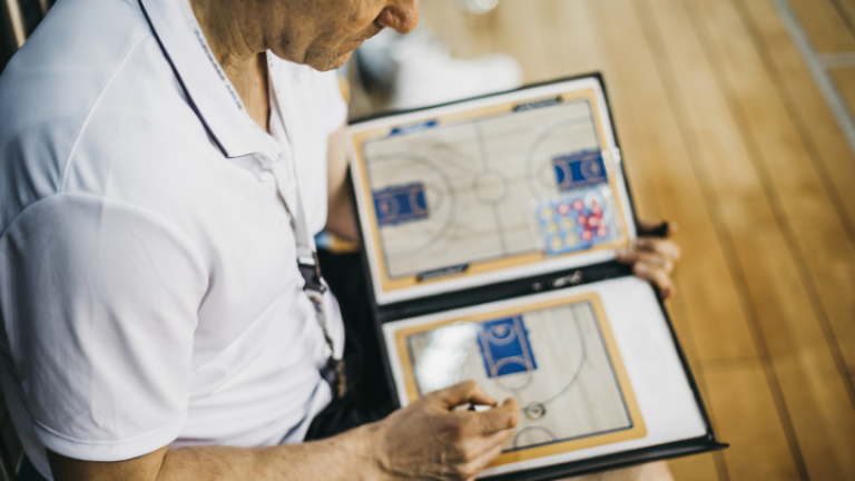 Tiago Splitter projeta playoffs da NBA e destaca evolução em sua estreia como treinador