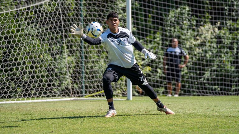 Pedro Morisco: goleiro do Coritiba ganha espaço na Seleção e simboliza renovação no futebol brasileiro Goleiro concentrado durante treinamento em um campo de futebol ao ar livre.