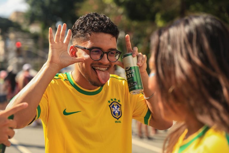 Brasil vence a Austrália por 4 a 2 e inicia novo ciclo com reação sob Ancelotti Torcedor brasileiro com camisa amarela faz gestos de comemoração durante um evento ao ar livre.