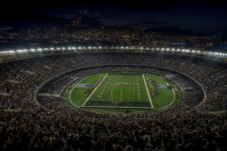 Visão editorial do Maracanã lotado durante uma partida de futebol americano entre equipes dos Estados Unidos