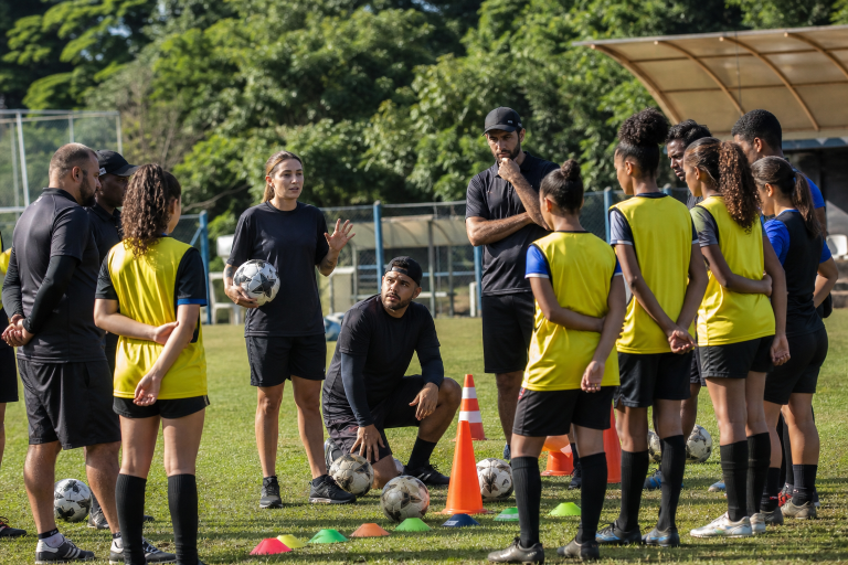 Profissionais participam de atividade prática em capacitação técnica da CBF