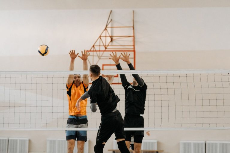 Decisão nacional coloca Cruzeiro e Campinas frente a frente pela Supercopa de Vôlei Jogadores disputam uma jogada de ataque e bloqueio em uma partida masculina de vôlei em quadra coberta.
