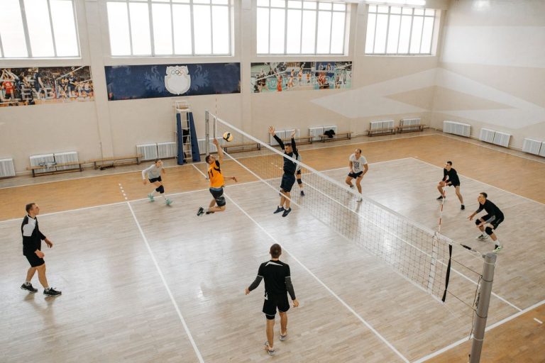 Superliga Masculina 2026/27 começa rodada com dois confrontos nesta segunda Jogadores disputam uma partida masculina de vôlei em quadra coberta.