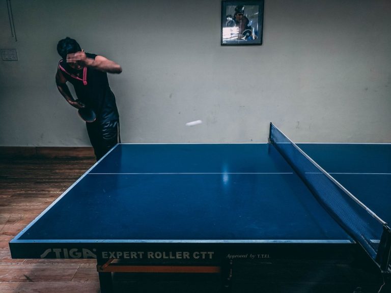 Calderano amplia domínio continental com sétimo título pan-americano Jogador de tênis de mesa concentrado durante uma partida em ambiente fechado.