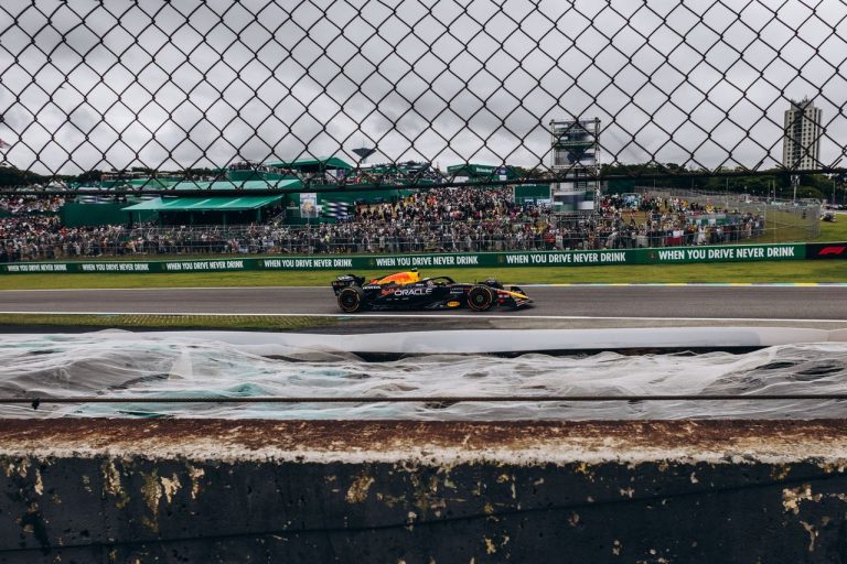Rafael Câmara chega à Fórmula 1 e reacende esperança brasileira no automobilismo Carros de Fórmula 1 disputam uma corrida no circuito de Interlagos, em São Paulo, diante do público