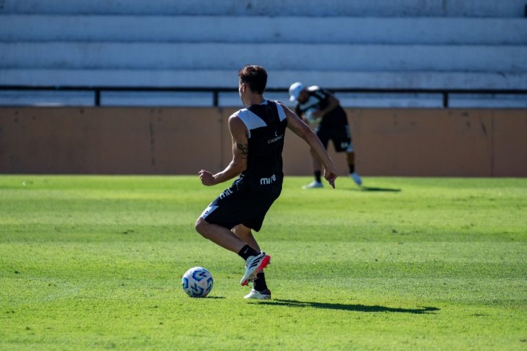 O que a segunda janela revela sobre o planejamento dos elencos da Série A em 2026 Jogador de futebol treina em campo durante um dia ensolarado.