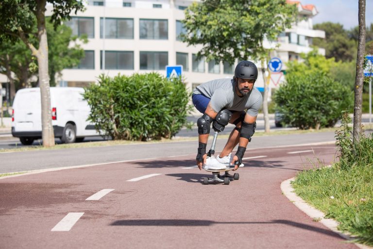 Semana Move leva esporte e inclusão a Mogi das Cruzes com programação gratuita Pessoa com perna protética anda de skate ao ar livre, usando equipamentos de proteção.